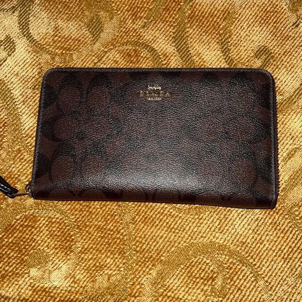 Beautiful Coach Wallet 🥰👛